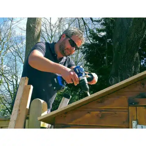 Een accu schroefmachine wordt gebruikt om hout te monteren